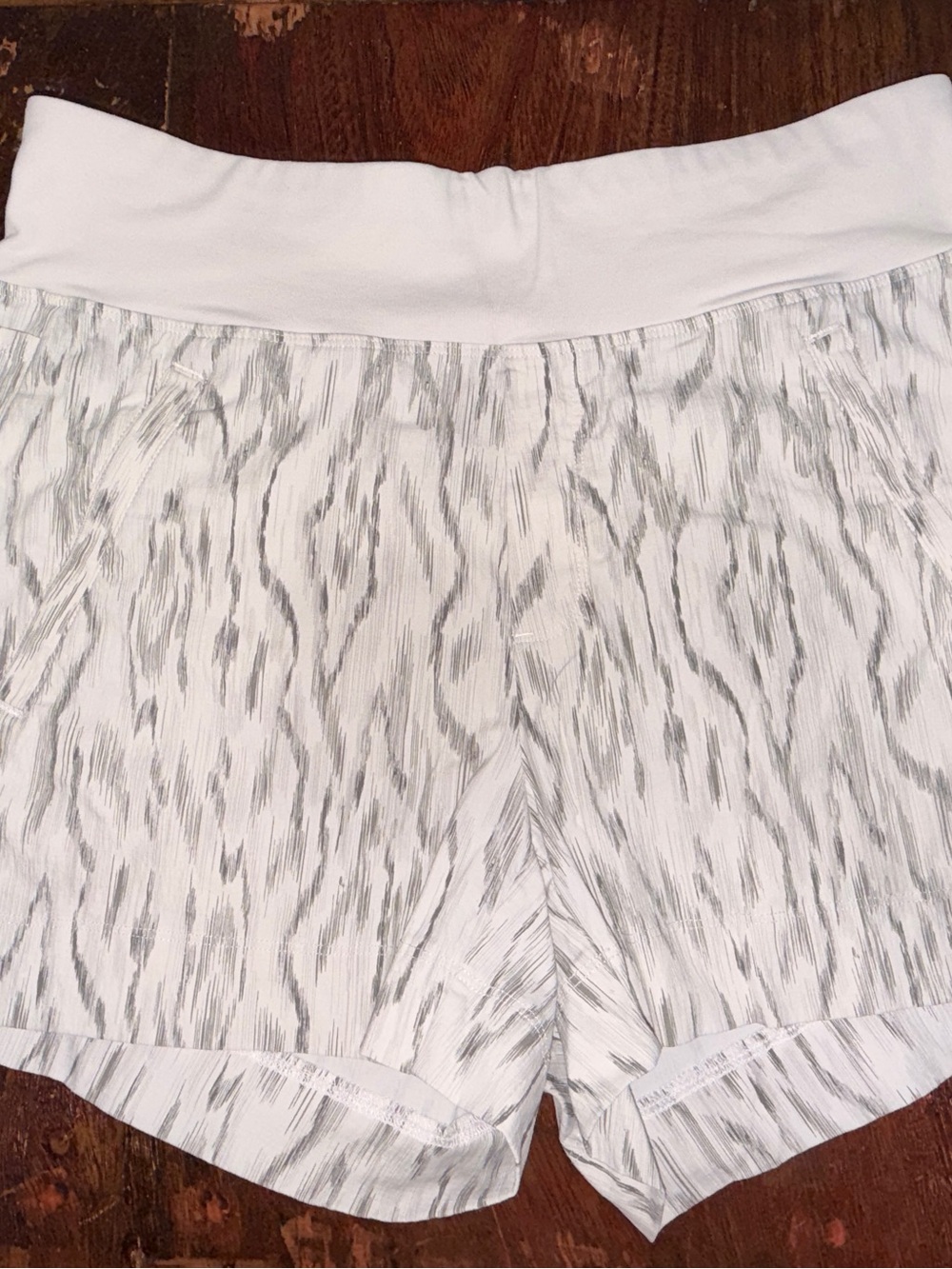 Athleta White Trekkie North Shorts with Light Gray Brush Pattern Sz 6